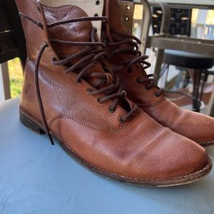 VGUC Frye Paige Combat boot. Size 10.